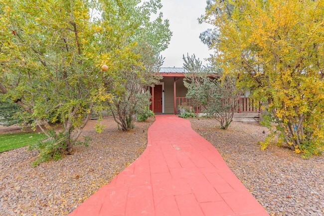 Building Photo - Private Country Home - Over 9 Acres of Lan...