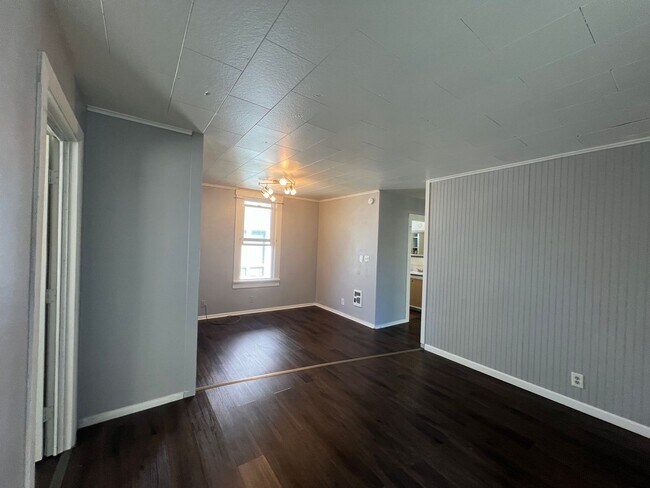 Building Photo - 3 bedroom 1 bath house - York Neighborhood