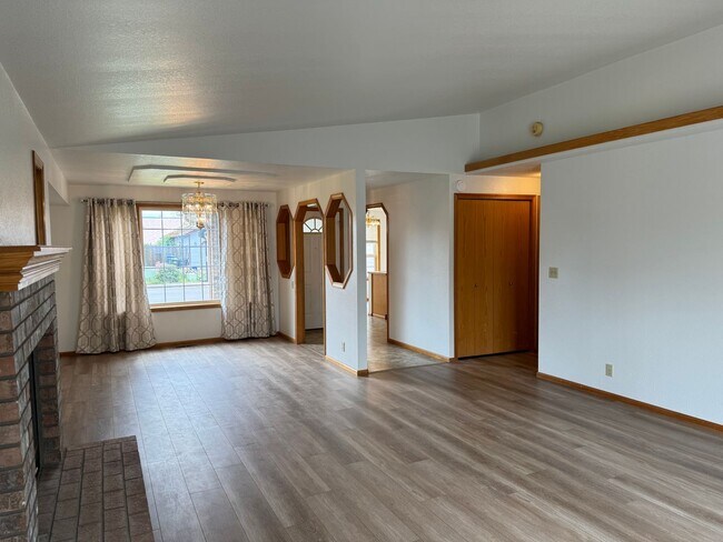 Building Photo - 3 Bedroom 2 Bathroom house in wonderful ne...
