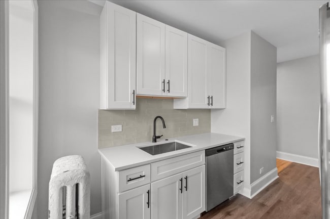 Building Photo - 6418 N Richmond St