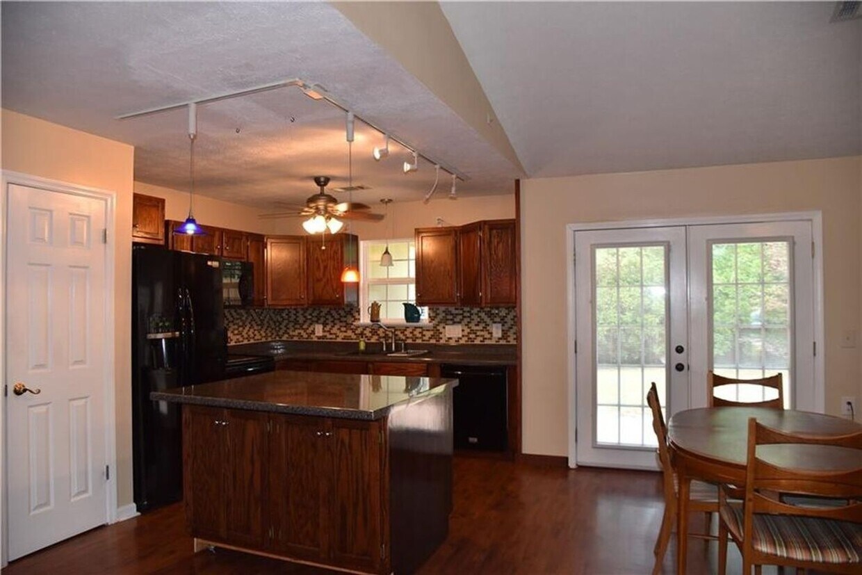 Building Photo - Heart of Auburn! 2 Bedroom Townhouse For Rent
