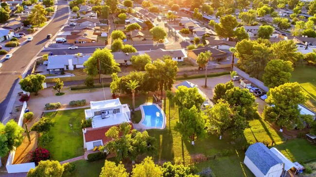 Aérea - Desde el este - 712 W Manhatton Dr