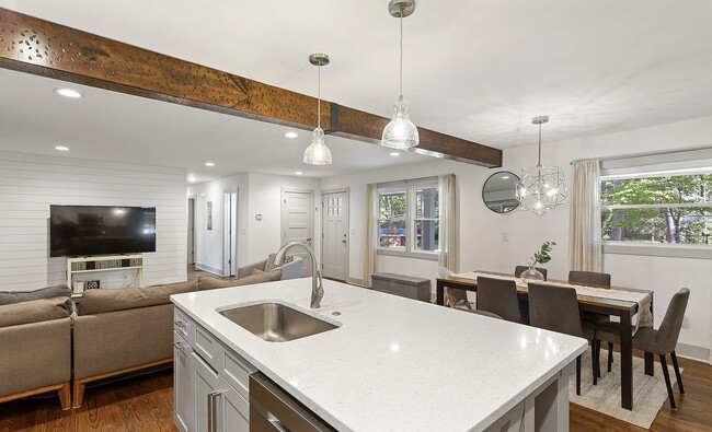 Foto del edificio - 2129 Kensington Gates Dr NW