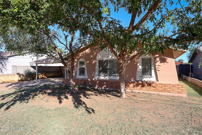 Building Photo - 2324 West Myrtle Ave