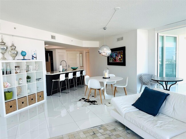 Foto del edificio - 150 Sunny Isles Blvd