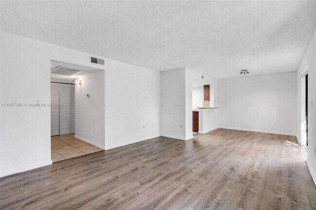 Foto del edificio - 3229 Coral Lake Dr