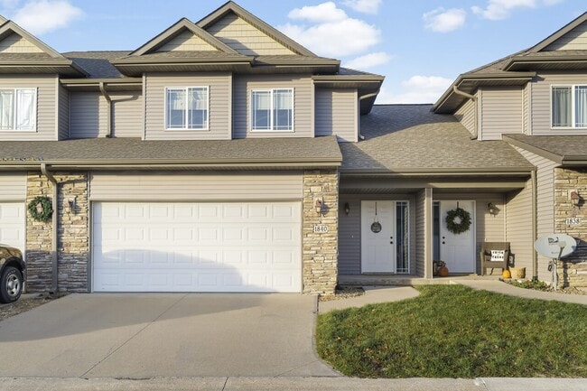 Building Photo - 1840 Goose Lake Circle