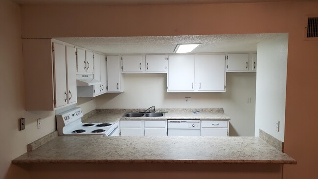 Building Photo - 311 Meadows Dr