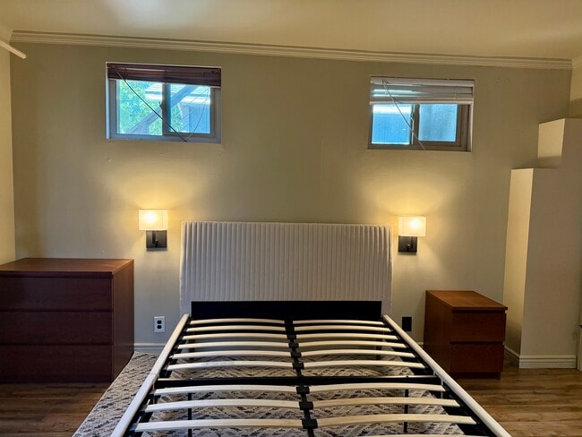 Building Photo - 6331 Longridge Ave