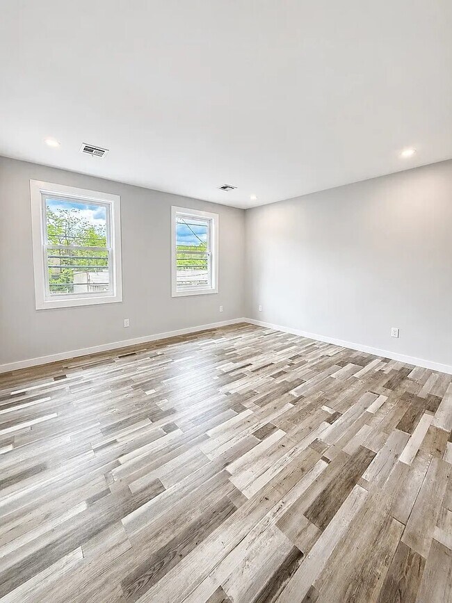 Foto del edificio - 182 Belmont Ave