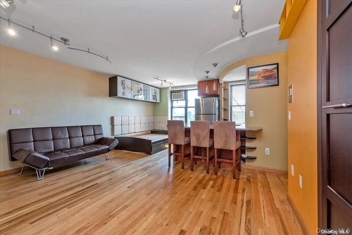 Foto principal - 83-40 Austin St