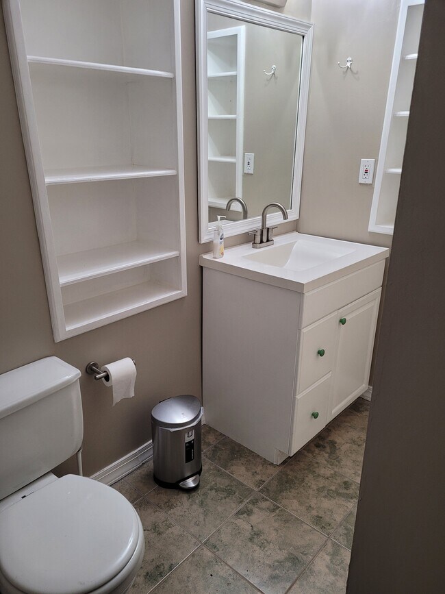 full bathroom - 967 Smoketree Dr