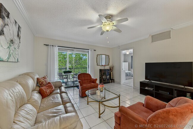 Foto del edificio - 255 S Cypress Rd