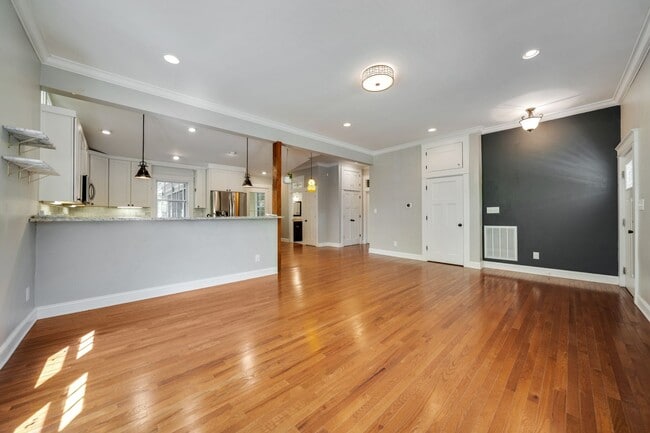 Building Photo - Beautiful 3Bed/2Bath home with Unique Features and Fenced Backyard!