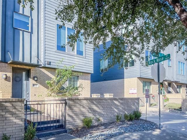 Building Photo - 3010 Zenia Dr