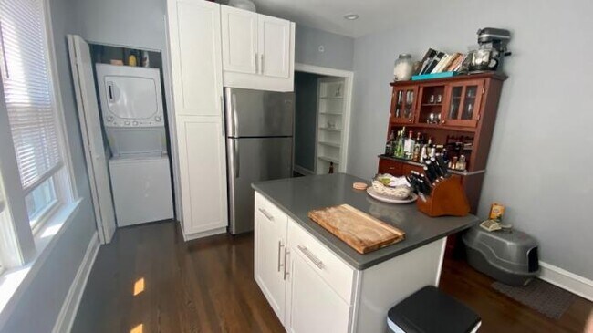 Building Photo - 3 bedroom in CHICAGO IL 60659