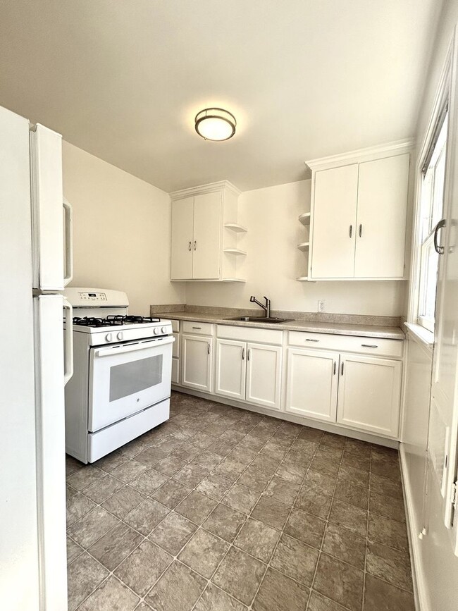 Building Photo - Second floor 1 bed/1 bath unit in Burlinga...