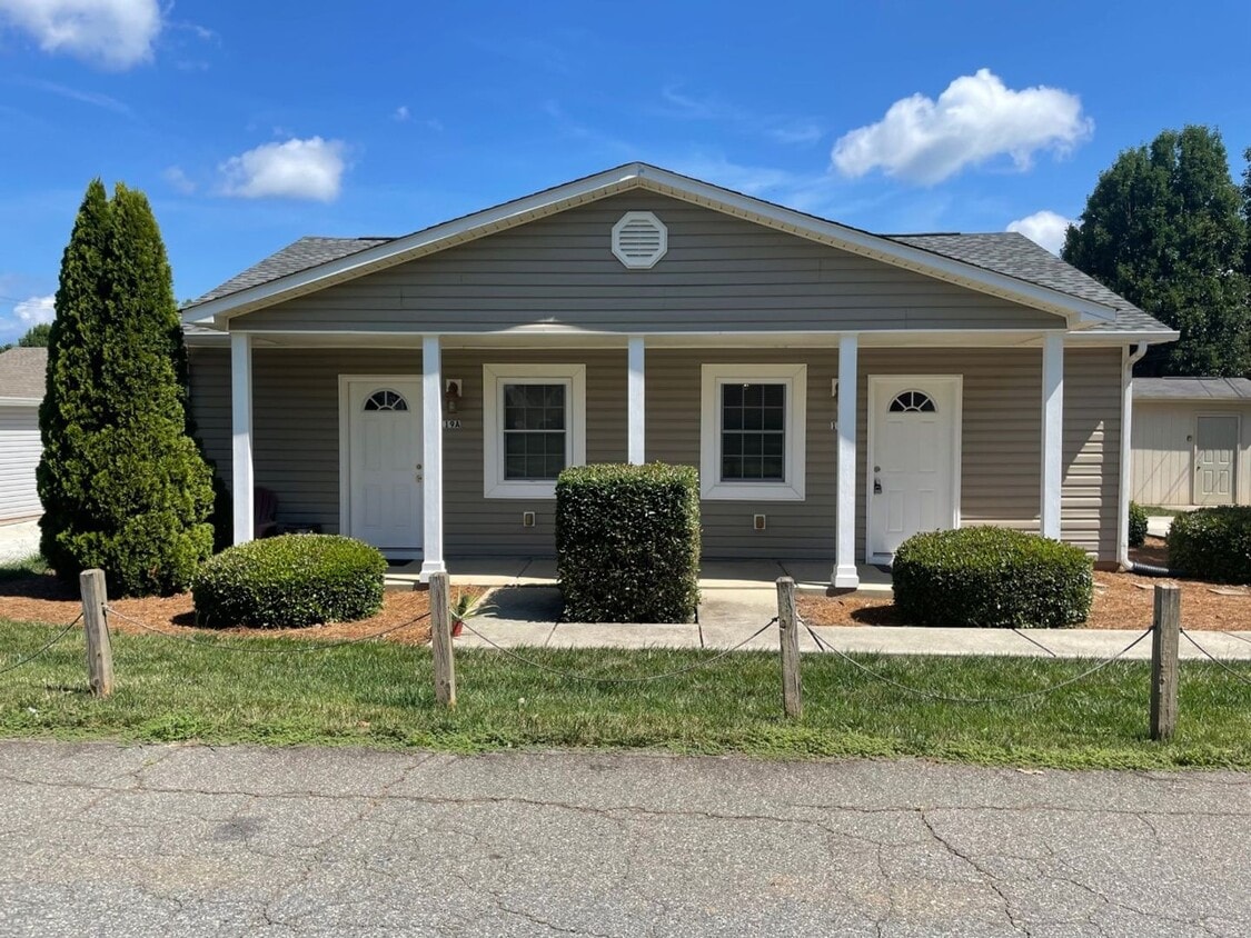 Primary Photo - 1 Bedroom 1 Bath Duplex Cute and charming ...