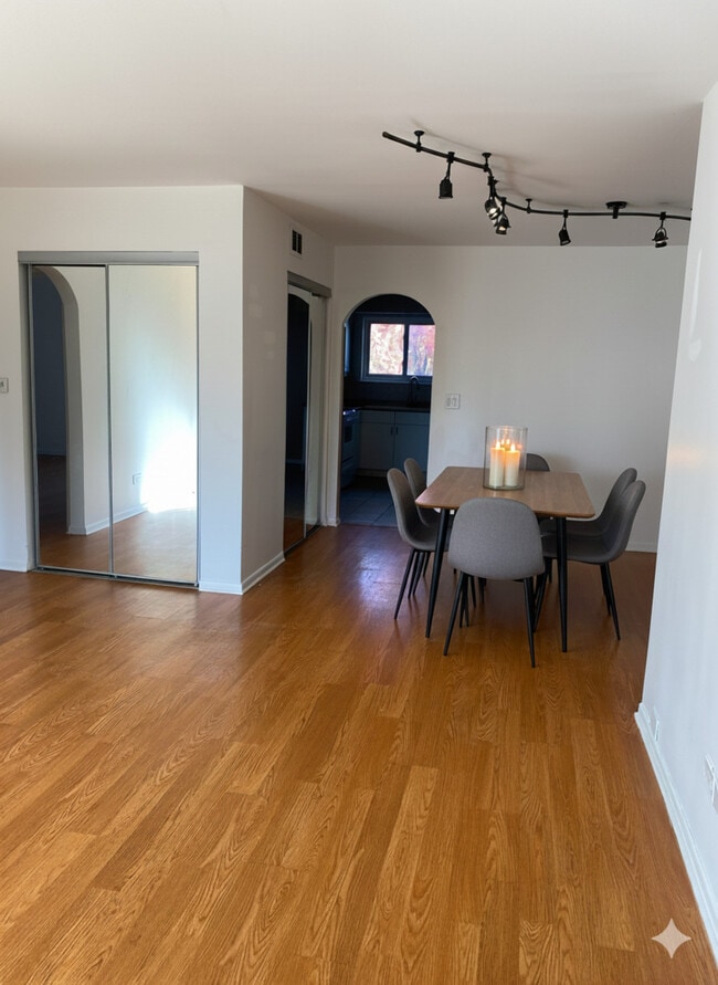 Building Photo - 880 S Plum Grove Rd