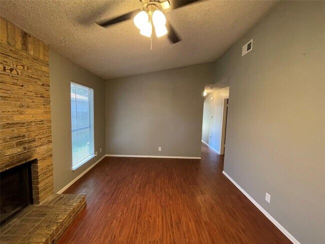 Foto del edificio - 7214 Lilac Ln