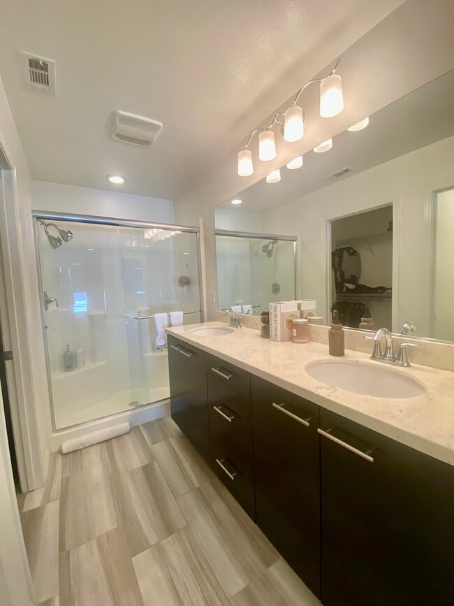 Master bathroom with dual sinks - 1135 Calle Montana
