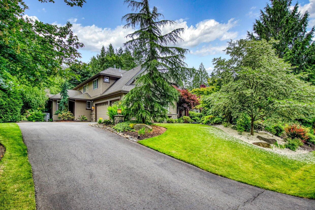 Primary Photo - Gorgeous Large Home on North End of Island