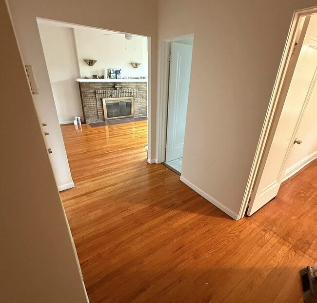 Foto del edificio - Spacious 3BR Apartment in Oak Park – 1,300...