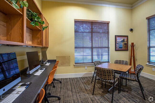 Sala con Wi-Fi - Cypress Creek at River Bend Apartment Homes