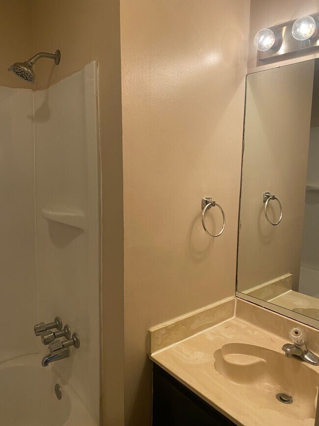 Building Photo - 2 bedroom 2 bath town home in a gated comm...