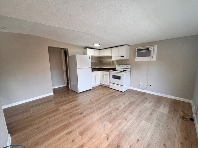 Building Photo - 216 Redan St