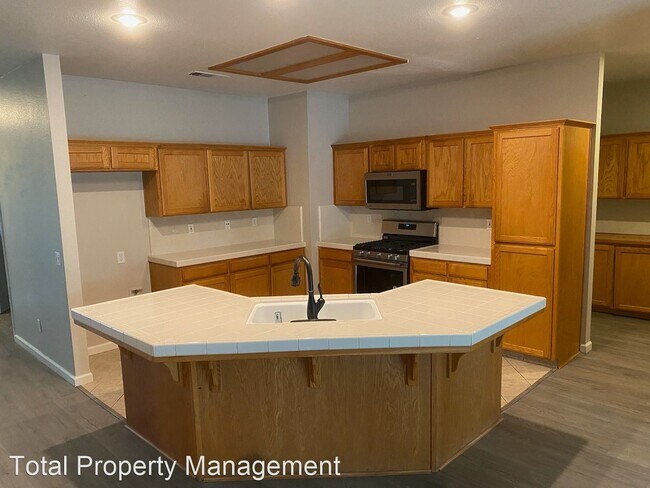 Building Photo - 4 br, 2 bath House - 636 W. James Ct.