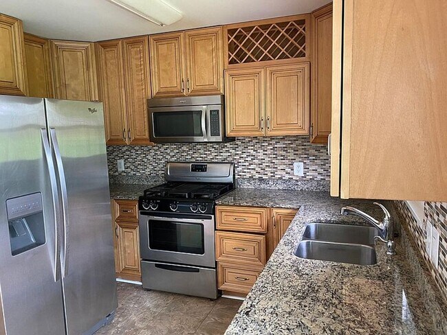 Foto del edificio - Spacious 5BR/2BA Single Family | Fresh Paint + New Carpet | New Kitchen Floor | Huge Yard + Deck
