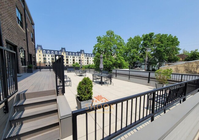 Foto del edificio - Brownstone Condominiums