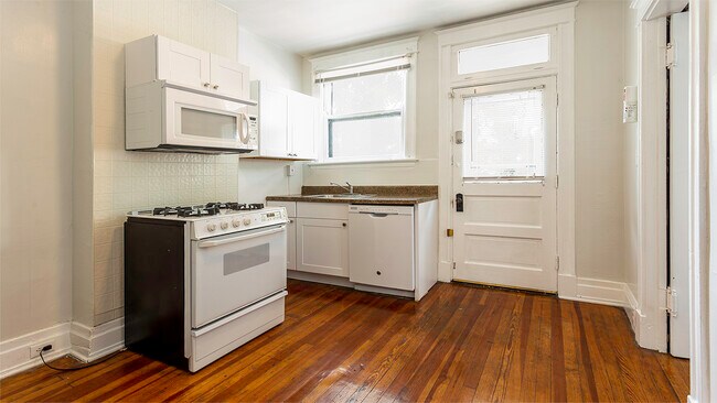 Fully equipped kitchen - 532 Riddle Rd
