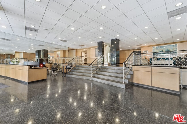 Building Photo - 100 S Doheny Dr