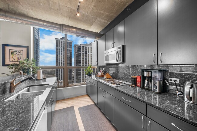 Vista de la cocina 2 - 125 E 13th St