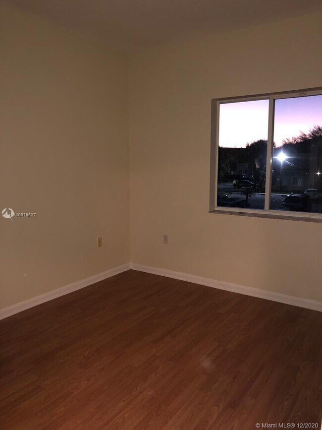 Building Photo - 1095 Golden Lakes Blvd