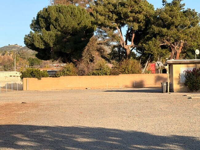 Foto del edificio - Mission Trail .80 Acre Commercial Building