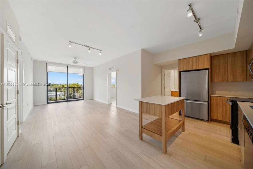 Foto principal - 555 NE 8th St