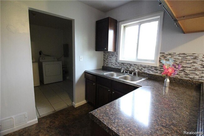 Foto del edificio - 15138 Kerstyn St