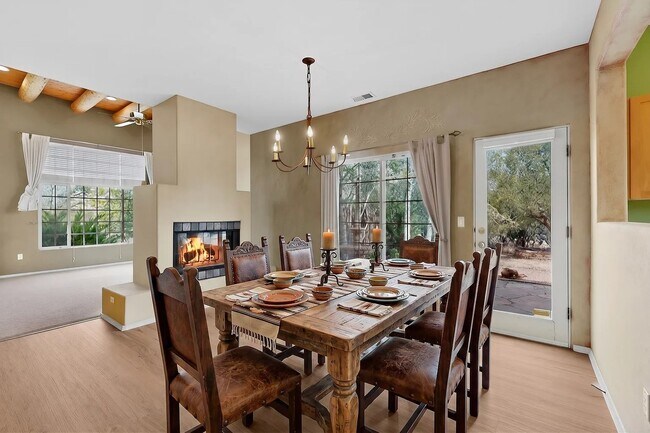 Foto del edificio - 4401 Autumn Leaf Ln