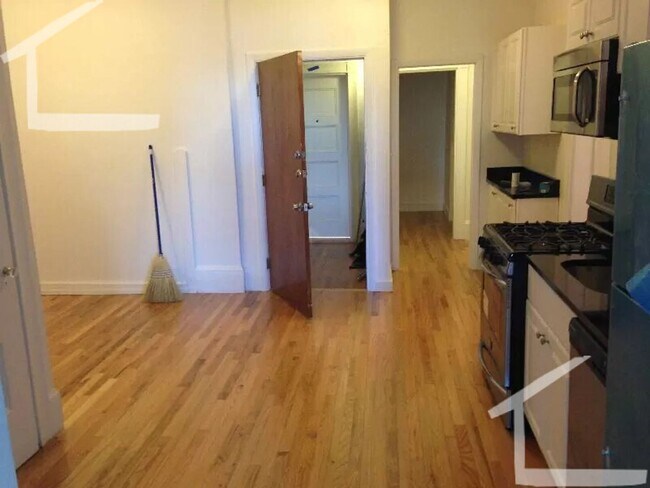 Building Photo - No Brokers Fee, No Security Deposit, Central Kenmore Sq. Location, Heat, Hot Water Included