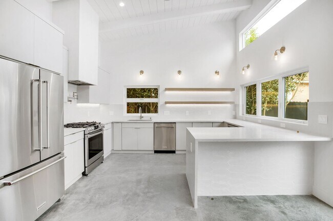 Foto del edificio - 2721 Burkshire Ave