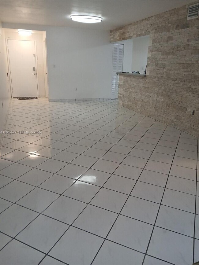 Building Photo - 9403 Fontainebleau Blvd