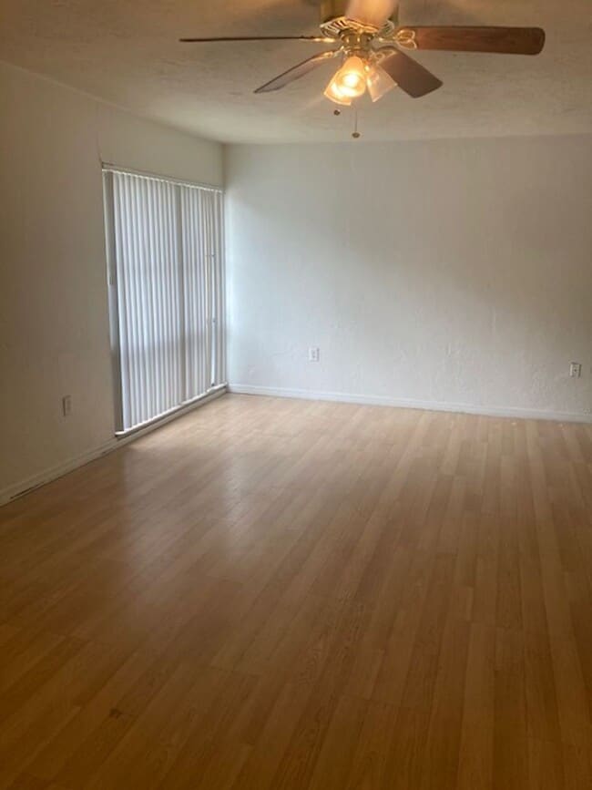 Building Photo - Spacious 1,226 SF Unit - 2 bd / 2 ba near ...