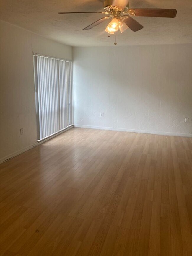 Foto del edificio - Spacious 1,226 SF Unit - 2 bd / 2 ba near ...