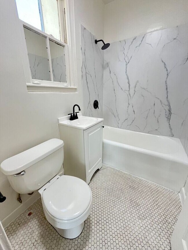 Foto del edificio - 6056 Monroe Ave