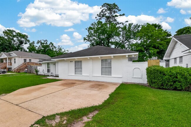 Foto del edificio - 6311 Tall Willow Dr