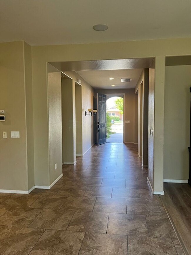 Building Photo - Beautiful Orchard Glen home..
