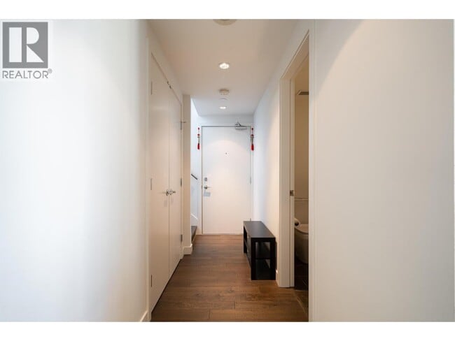 Photo du bâtiment - 7468 Lansdowne Rd